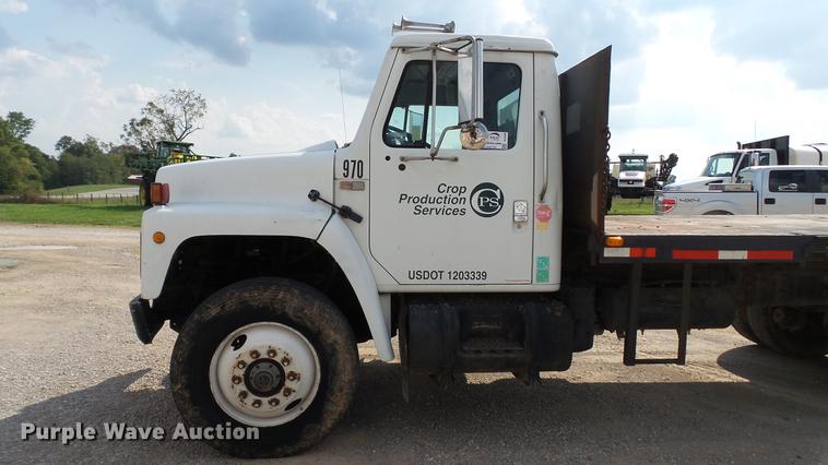 image for item DC2598 1985 International F1954 flatbed truck