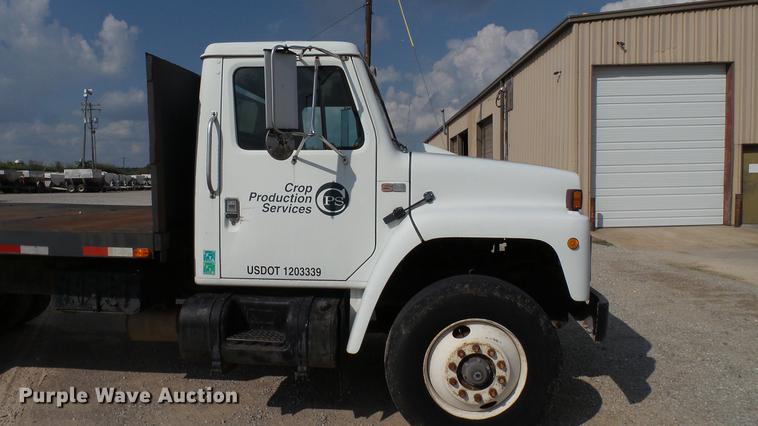 image for item DC2598 1985 International F1954 flatbed truck