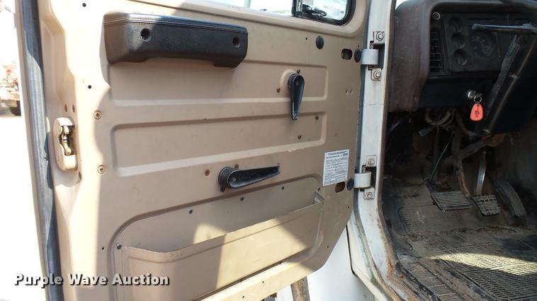 image for item DC2598 1985 International F1954 flatbed truck