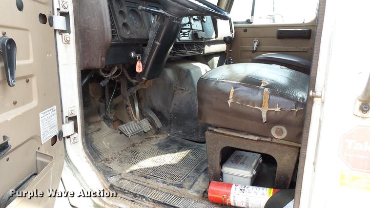 image for item DC2598 1985 International F1954 flatbed truck