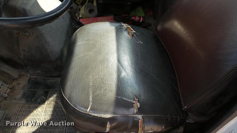 image for item DC2598 1985 International F1954 flatbed truck