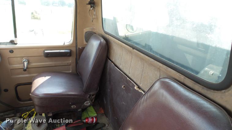 image for item DC2598 1985 International F1954 flatbed truck