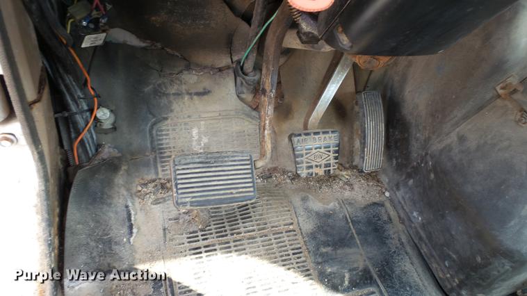 image for item DC2598 1985 International F1954 flatbed truck