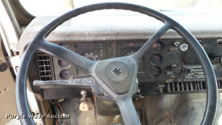 image for item DC2598 1985 International F1954 flatbed truck