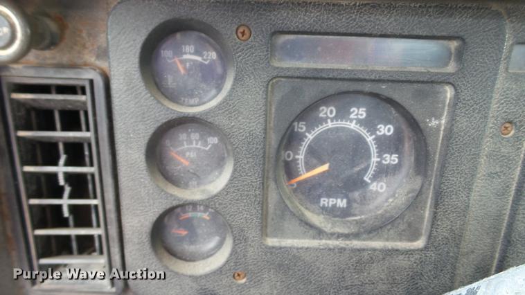 image for item DC2598 1985 International F1954 flatbed truck