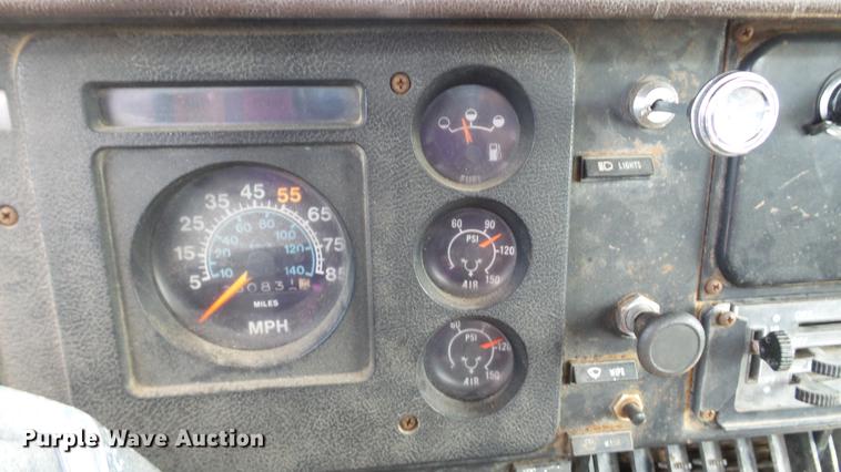 image for item DC2598 1985 International F1954 flatbed truck