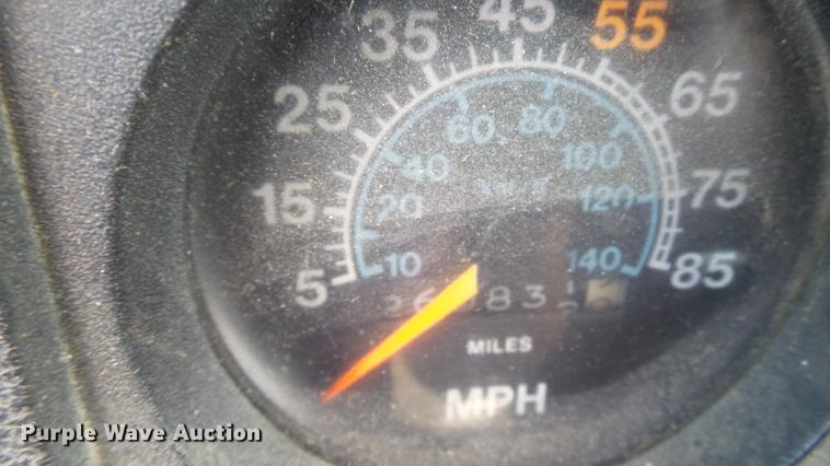 image for item DC2598 1985 International F1954 flatbed truck