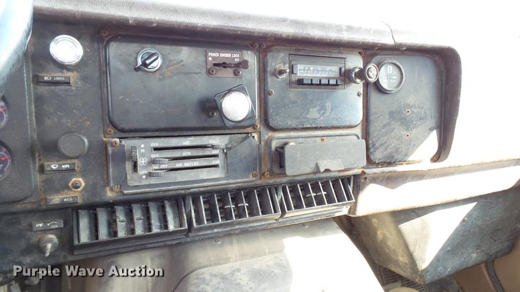 image for item DC2598 1985 International F1954 flatbed truck