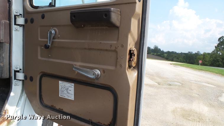 image for item DC2598 1985 International F1954 flatbed truck