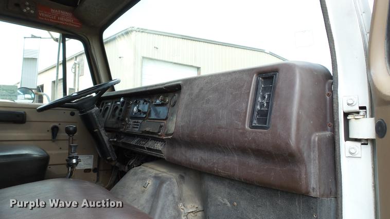 image for item DC2598 1985 International F1954 flatbed truck