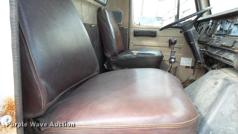 image for item DC2598 1985 International F1954 flatbed truck