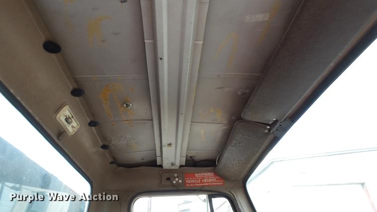 image for item DC2598 1985 International F1954 flatbed truck