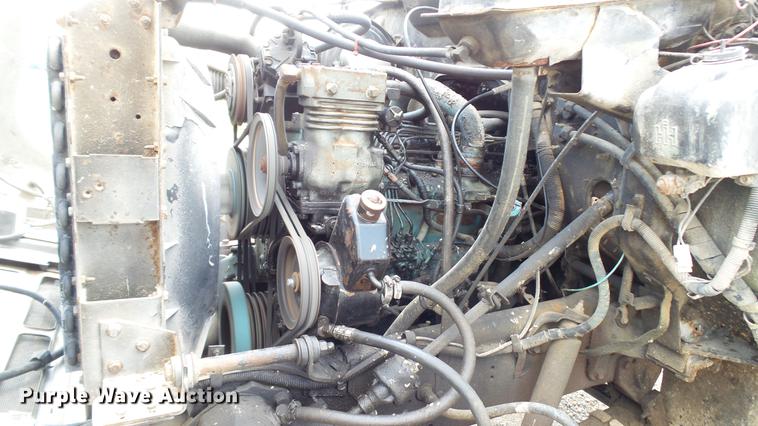 image for item DC2598 1985 International F1954 flatbed truck