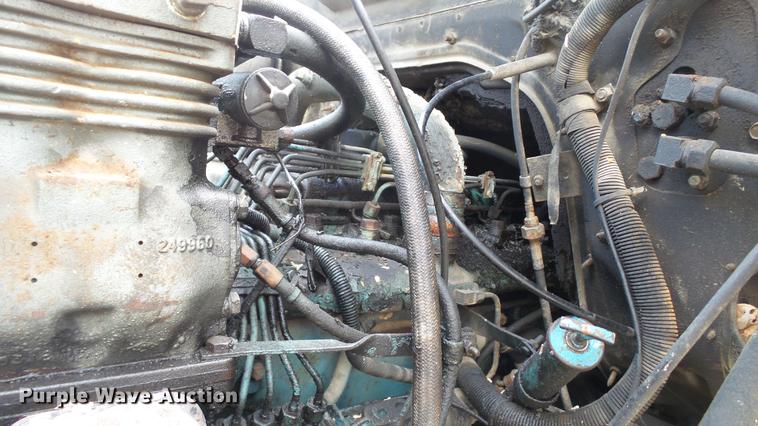 image for item DC2598 1985 International F1954 flatbed truck