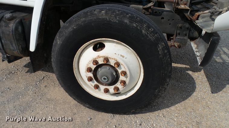 image for item DC2598 1985 International F1954 flatbed truck