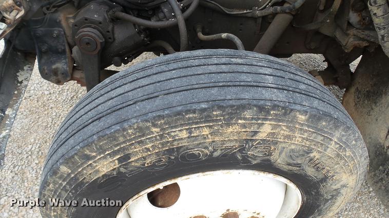 image for item DC2598 1985 International F1954 flatbed truck