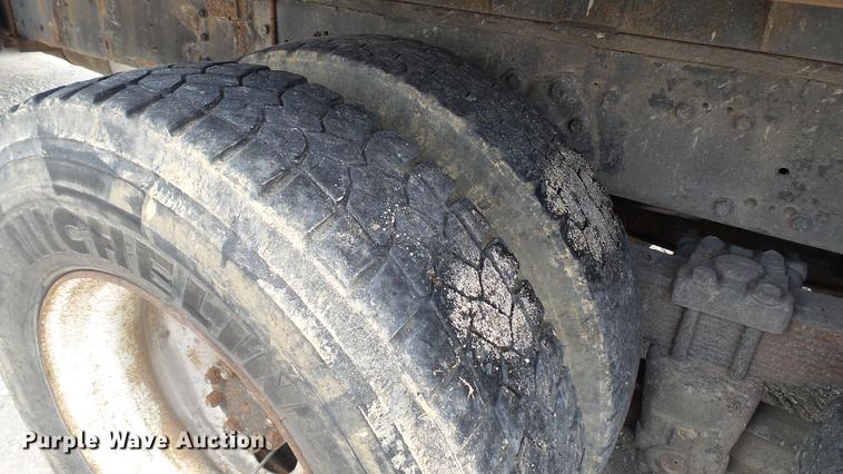 image for item DC2598 1985 International F1954 flatbed truck