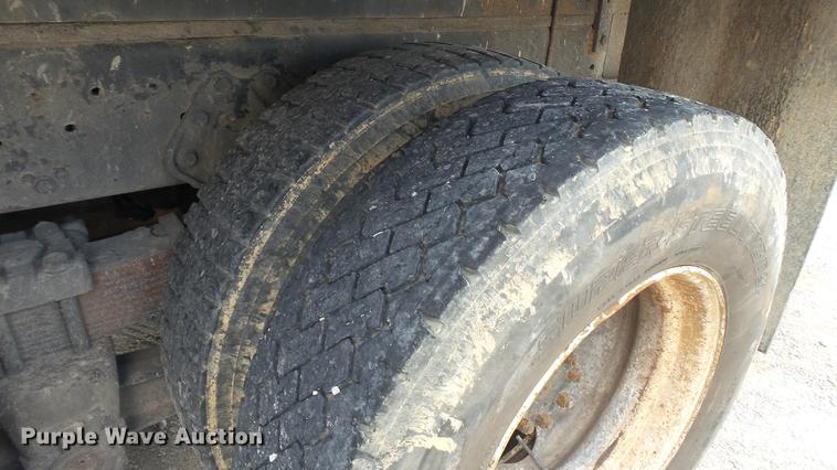 image for item DC2598 1985 International F1954 flatbed truck