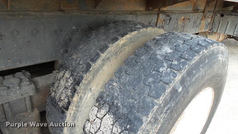 image for item DC2598 1985 International F1954 flatbed truck