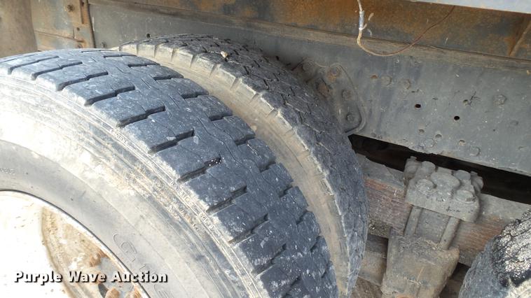 image for item DC2598 1985 International F1954 flatbed truck