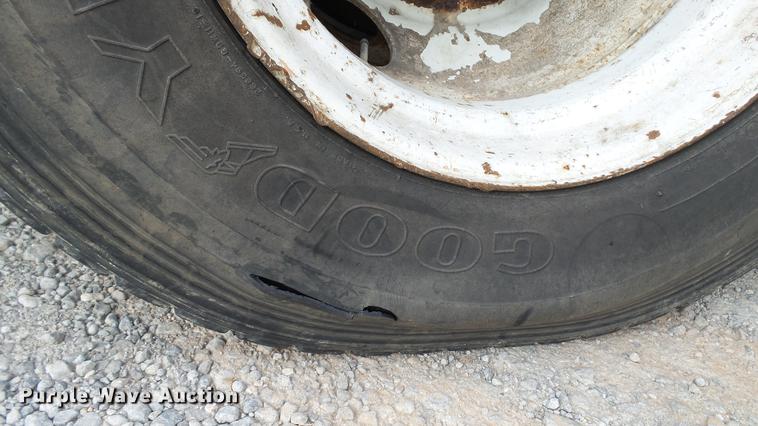 image for item DC2598 1985 International F1954 flatbed truck