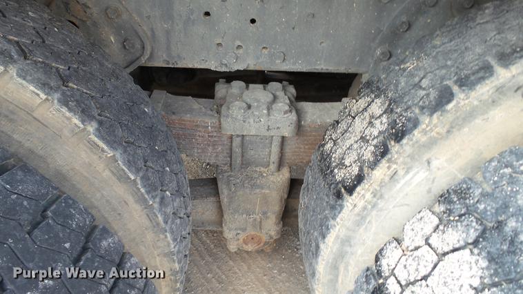 image for item DC2598 1985 International F1954 flatbed truck