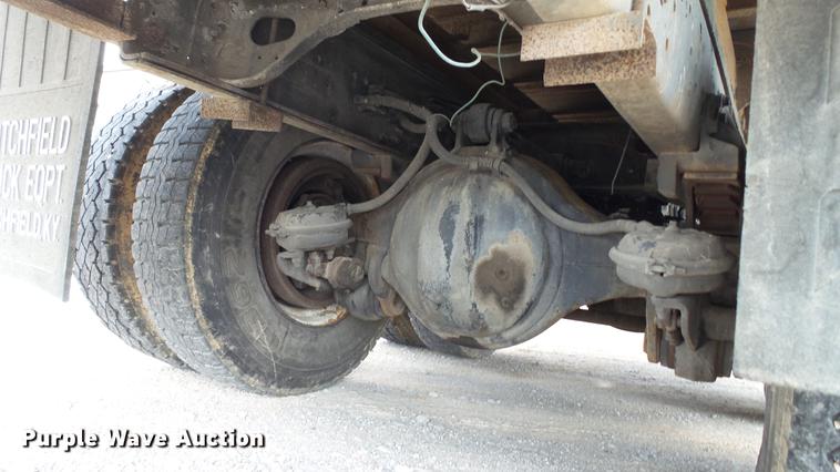 image for item DC2598 1985 International F1954 flatbed truck