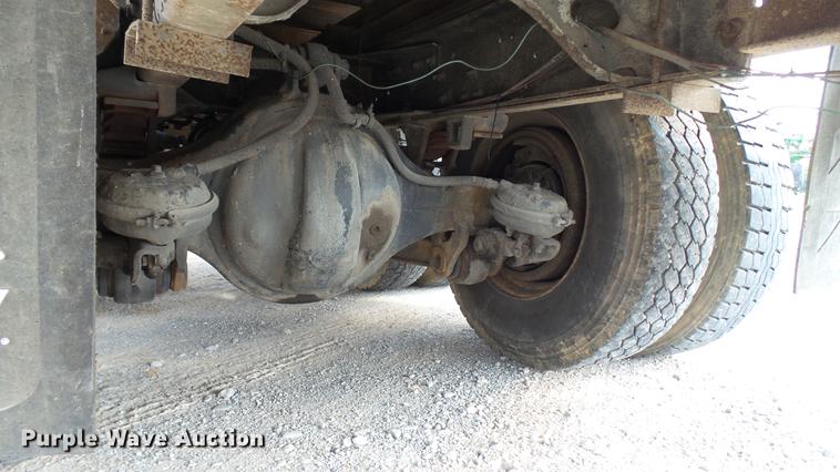 image for item DC2598 1985 International F1954 flatbed truck