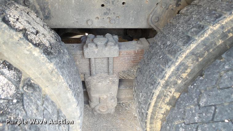 image for item DC2598 1985 International F1954 flatbed truck