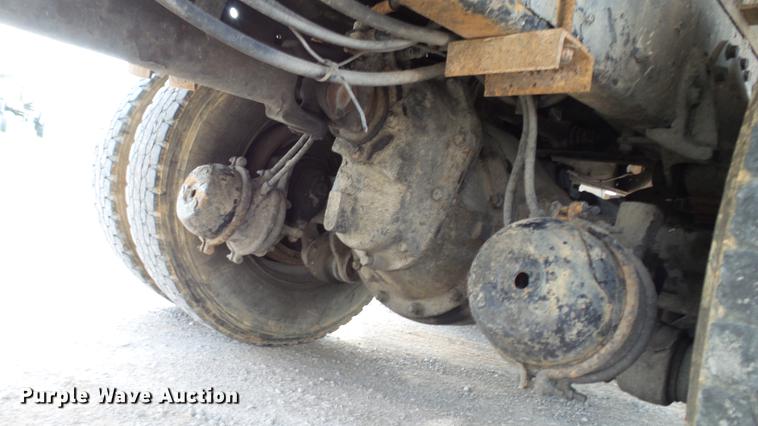 image for item DC2598 1985 International F1954 flatbed truck