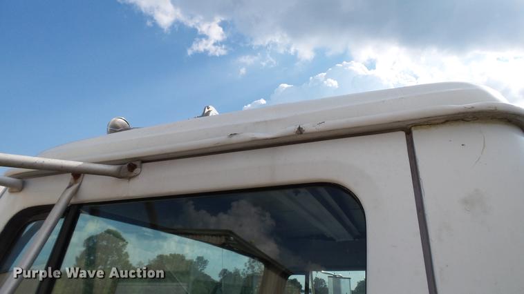 image for item DC2598 1985 International F1954 flatbed truck