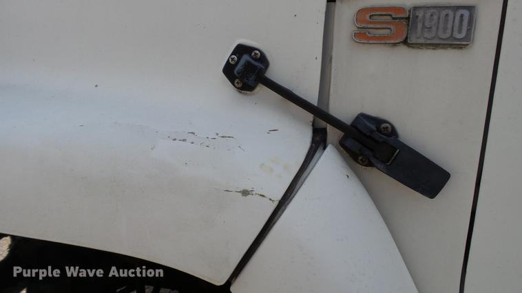 image for item DC2598 1985 International F1954 flatbed truck