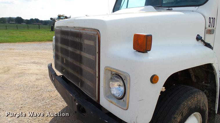 image for item DC2598 1985 International F1954 flatbed truck