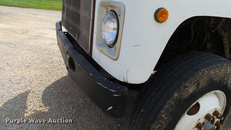 image for item DC2598 1985 International F1954 flatbed truck