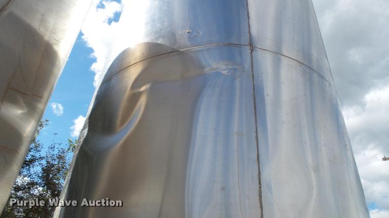image for item DC2637 (2) stainless steel tanks