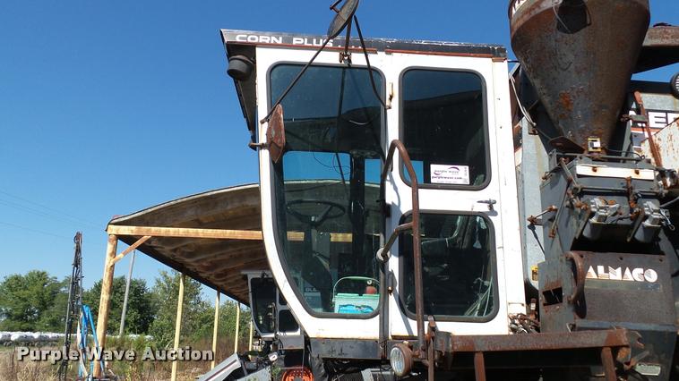 image for item DC2640 Gleaner K2 combine