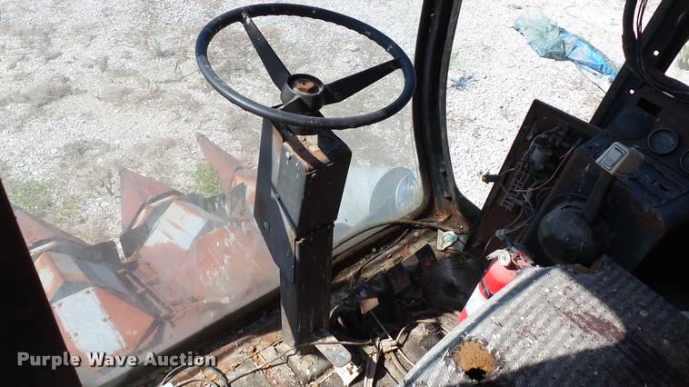 image for item DC2640 Gleaner K2 combine