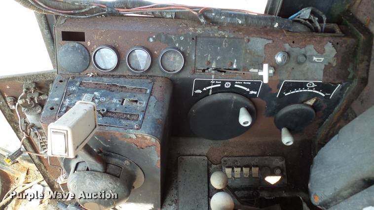 image for item DC2640 Gleaner K2 combine