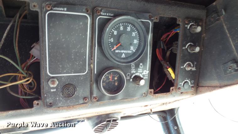 image for item DC2640 Gleaner K2 combine