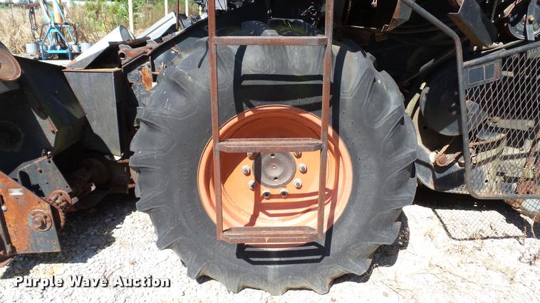 image for item DC2640 Gleaner K2 combine