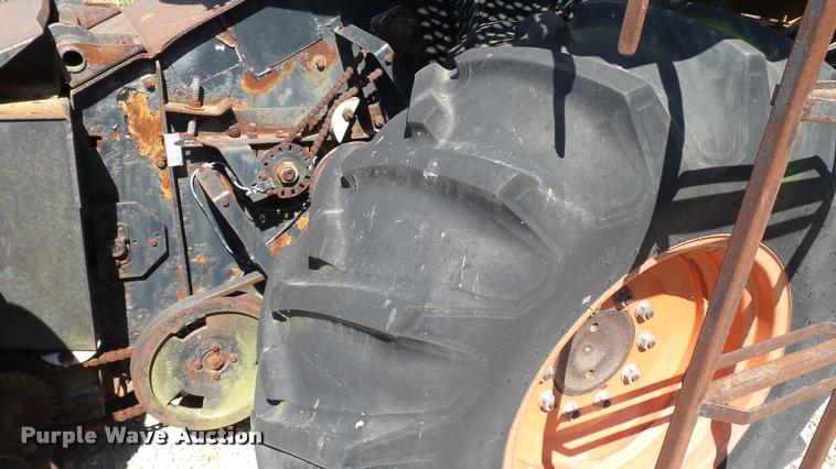 image for item DC2640 Gleaner K2 combine