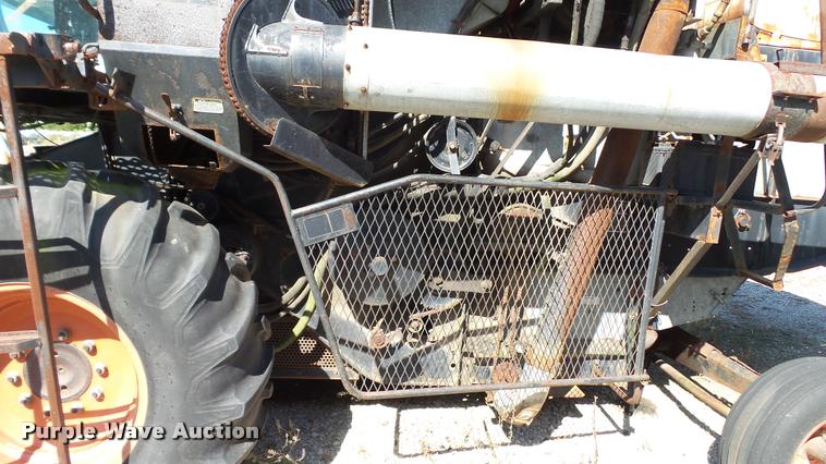 image for item DC2640 Gleaner K2 combine