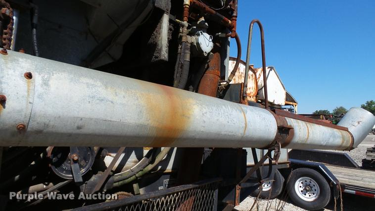 image for item DC2640 Gleaner K2 combine