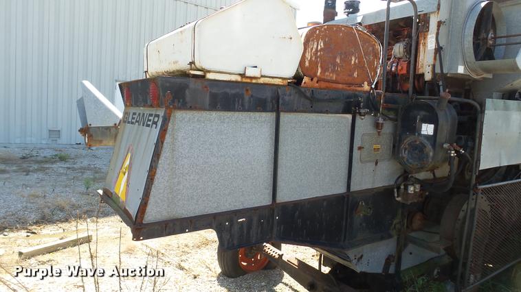 image for item DC2640 Gleaner K2 combine