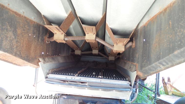 image for item DC2640 Gleaner K2 combine