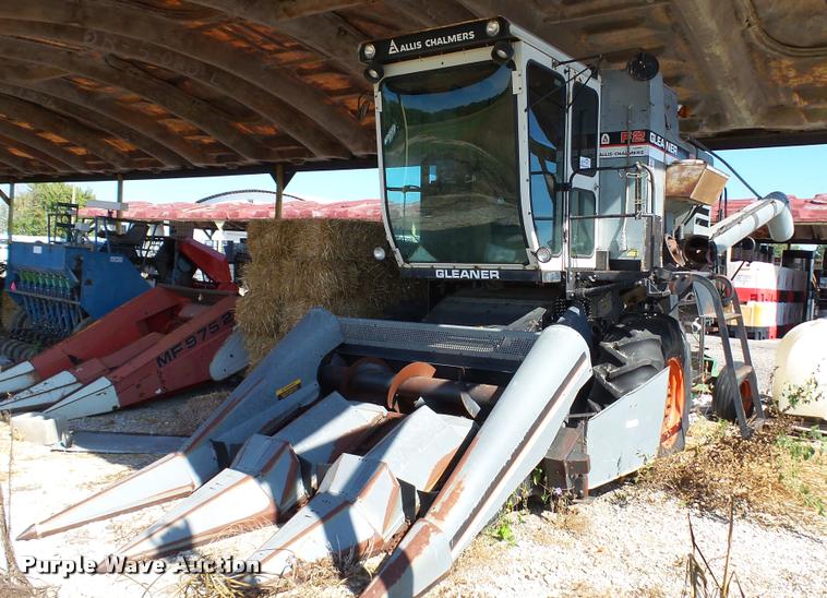 image for item DC2641 Gleaner F2 combine