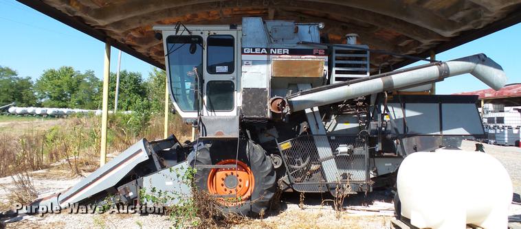 image for item DC2641 Gleaner F2 combine