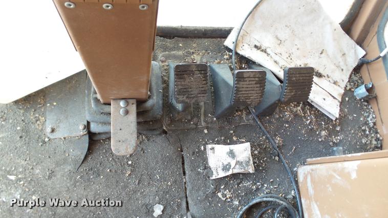 image for item DC2641 Gleaner F2 combine