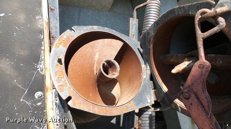 image for item DC2641 Gleaner F2 combine