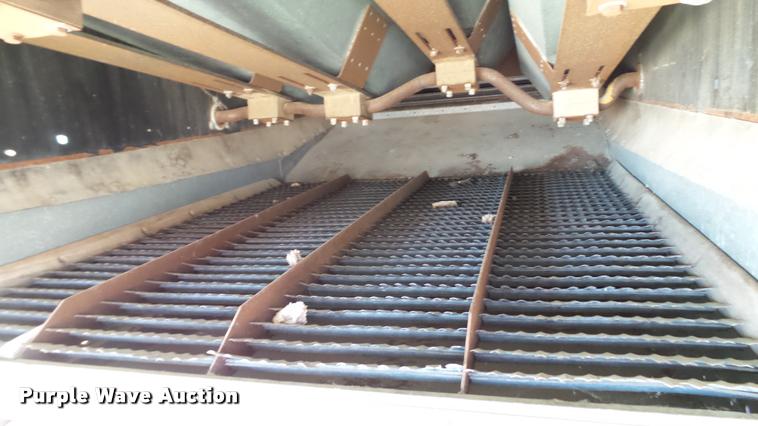 image for item DC2641 Gleaner F2 combine